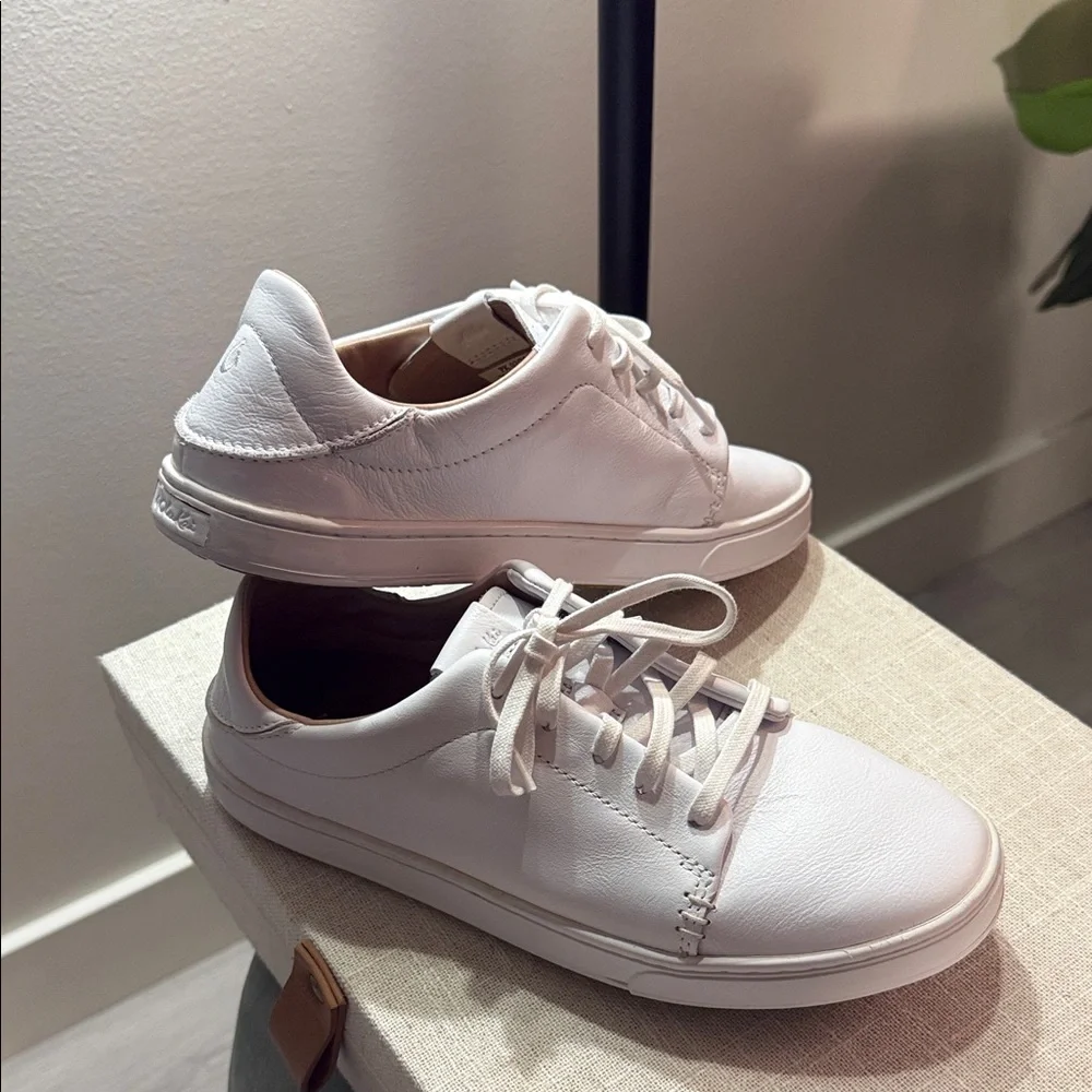 OluKai Pehuea Lī ‘Ili Women's White Leather Sneakers 8.5‎ like new